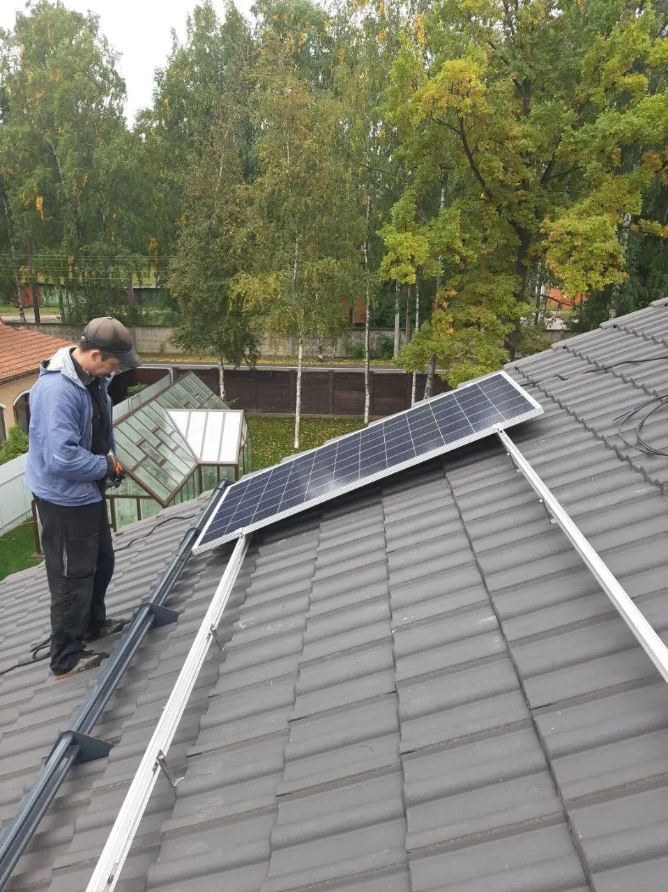 Как мы попадаем на крышу и поднимаем материалы при монтаже солнечных панелей? - фото 2